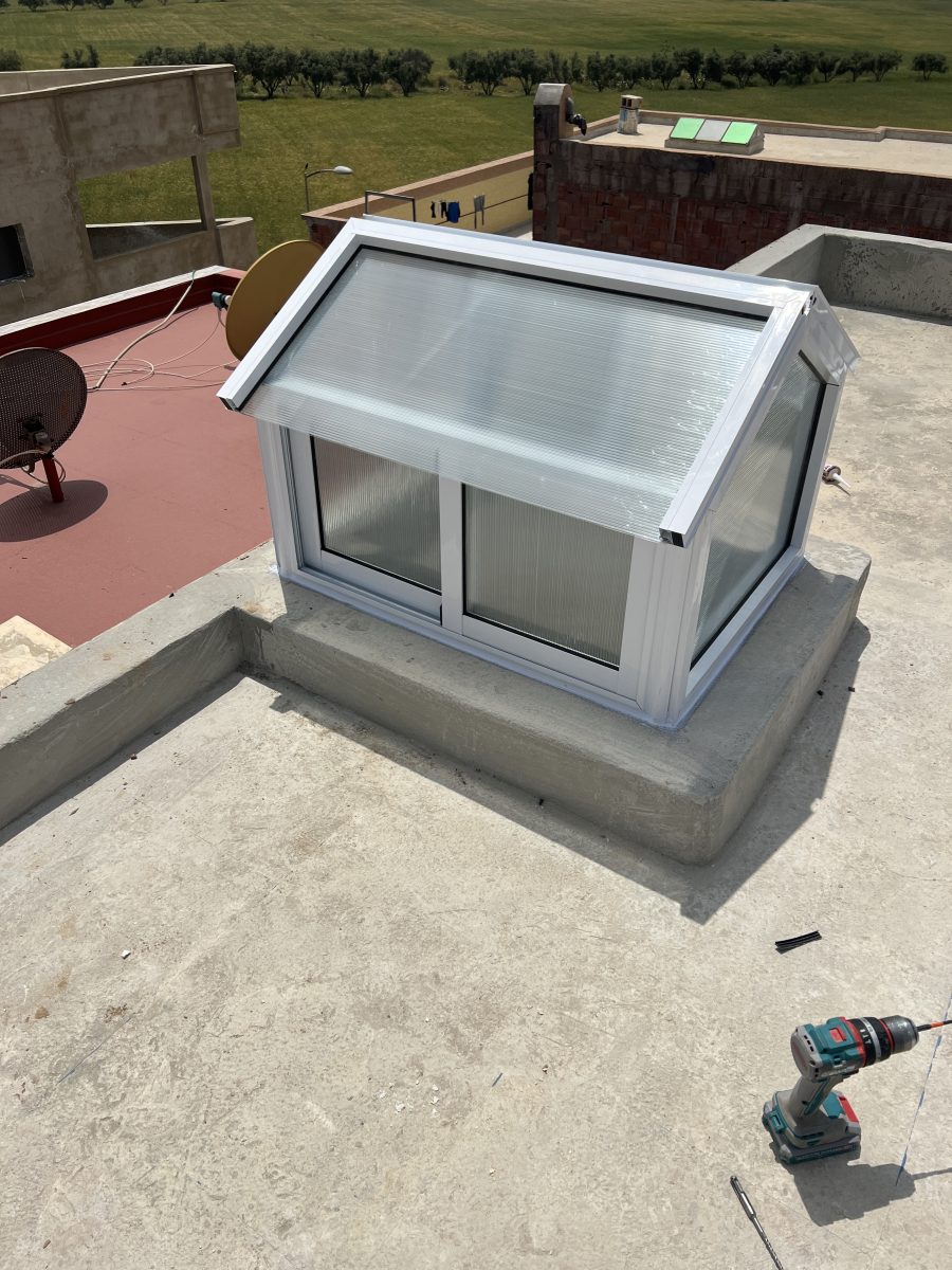 Verrière-lanterneau en aluminium sur une toiture-terrasse