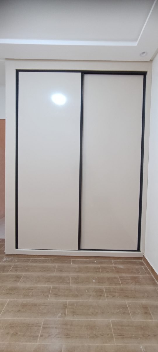 Placard à portes coulissantes effet bois et étagères