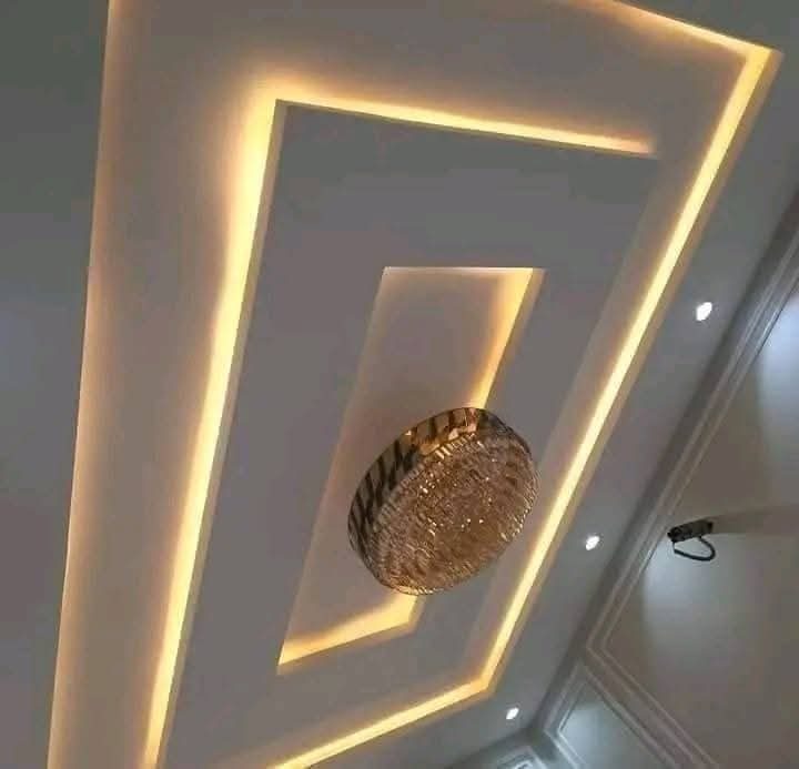 Faux plafond à cadre lumineux LED et lustre doré