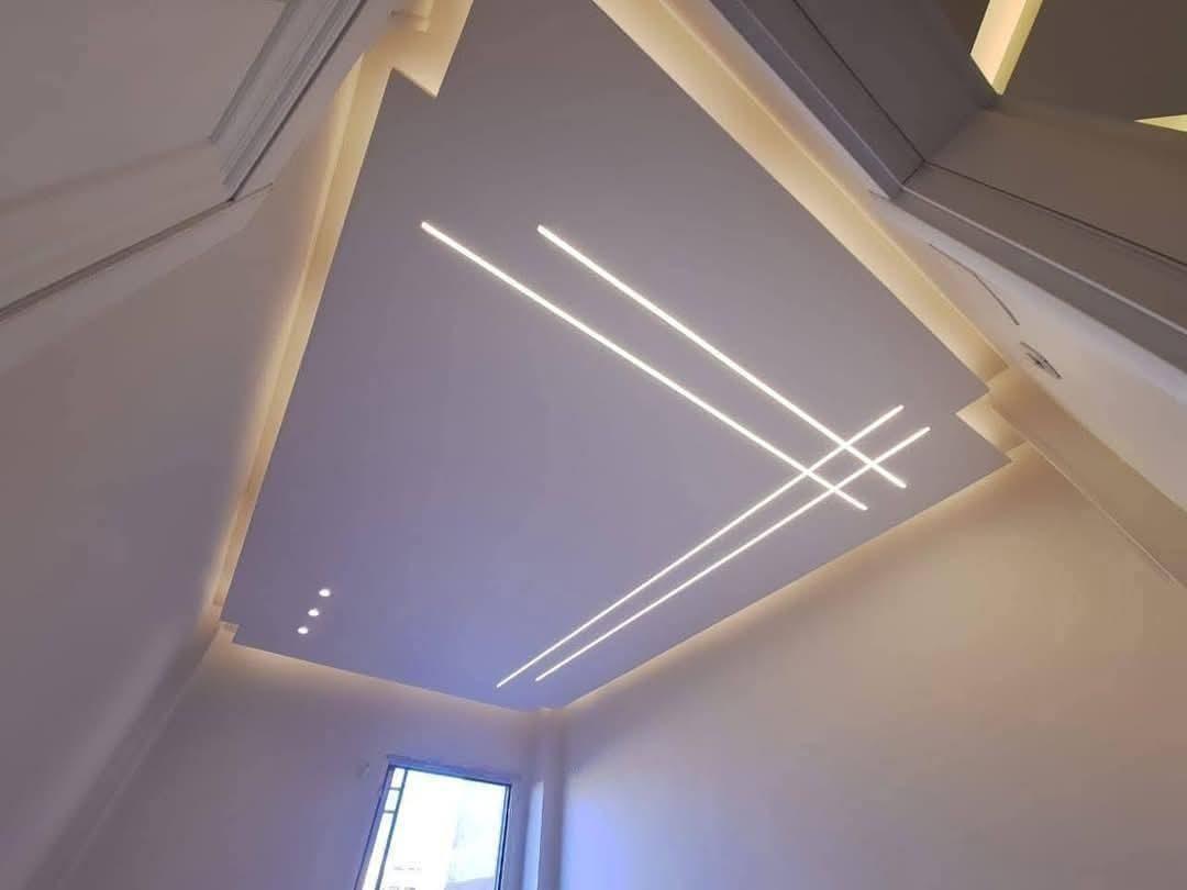 Faux plafond en plâtre avec lignes lumineuses LED croisées