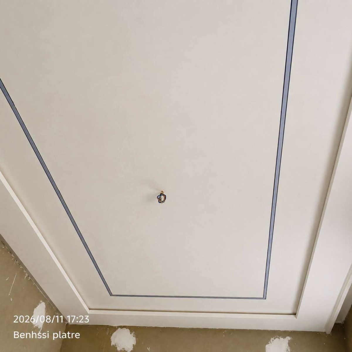 Faux plafond en plâtre à cadre à filet gris et gorge
