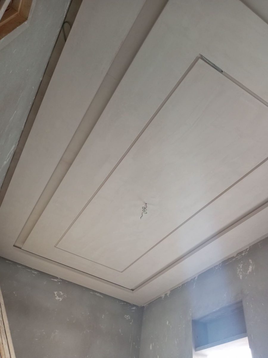 Faux plafond en plâtre à cadre rectangulaire à filet, en cours