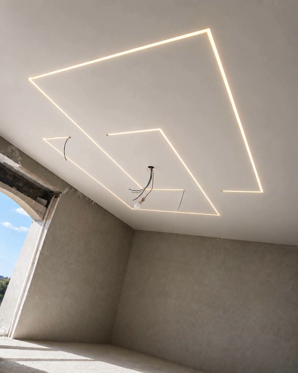 Faux plafond à lignes lumineuses LED en motif trapézoïdal