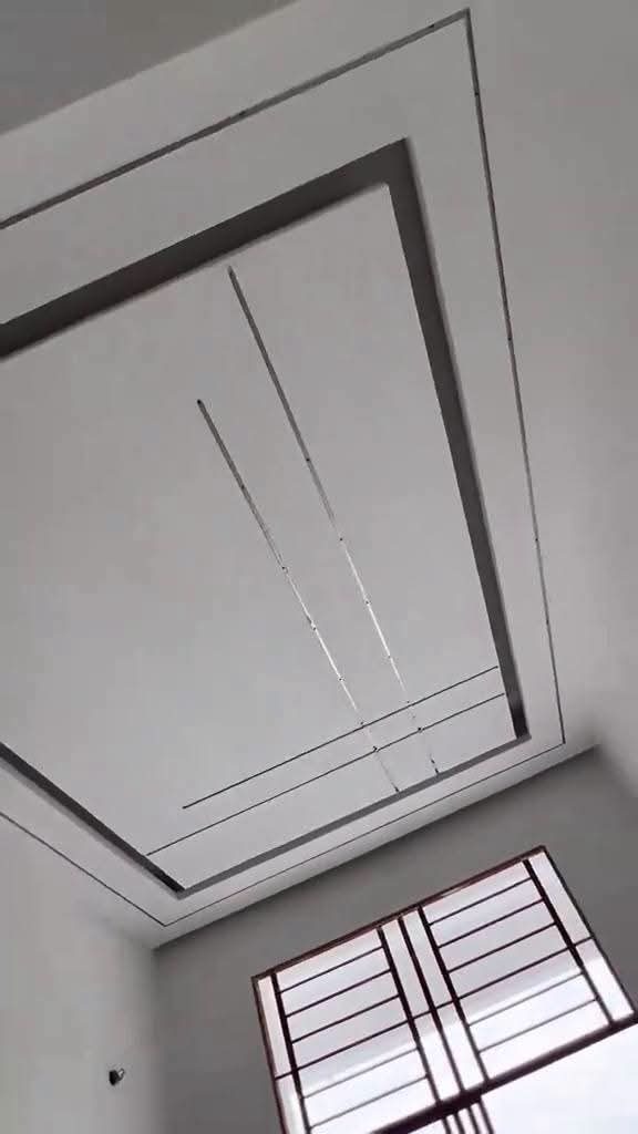 Faux plafond à cadres concentriques et lignes lumineuses LED