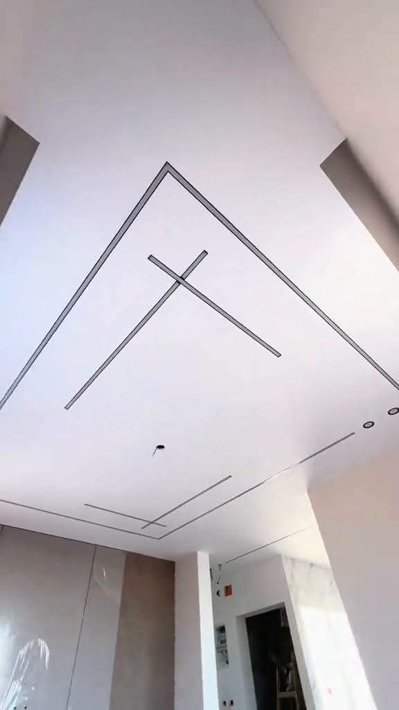 Faux plafond en plâtre à motif géométrique linéaire, en cours