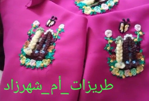 Vêtements fuchsia brodés main de fontaines fleuries