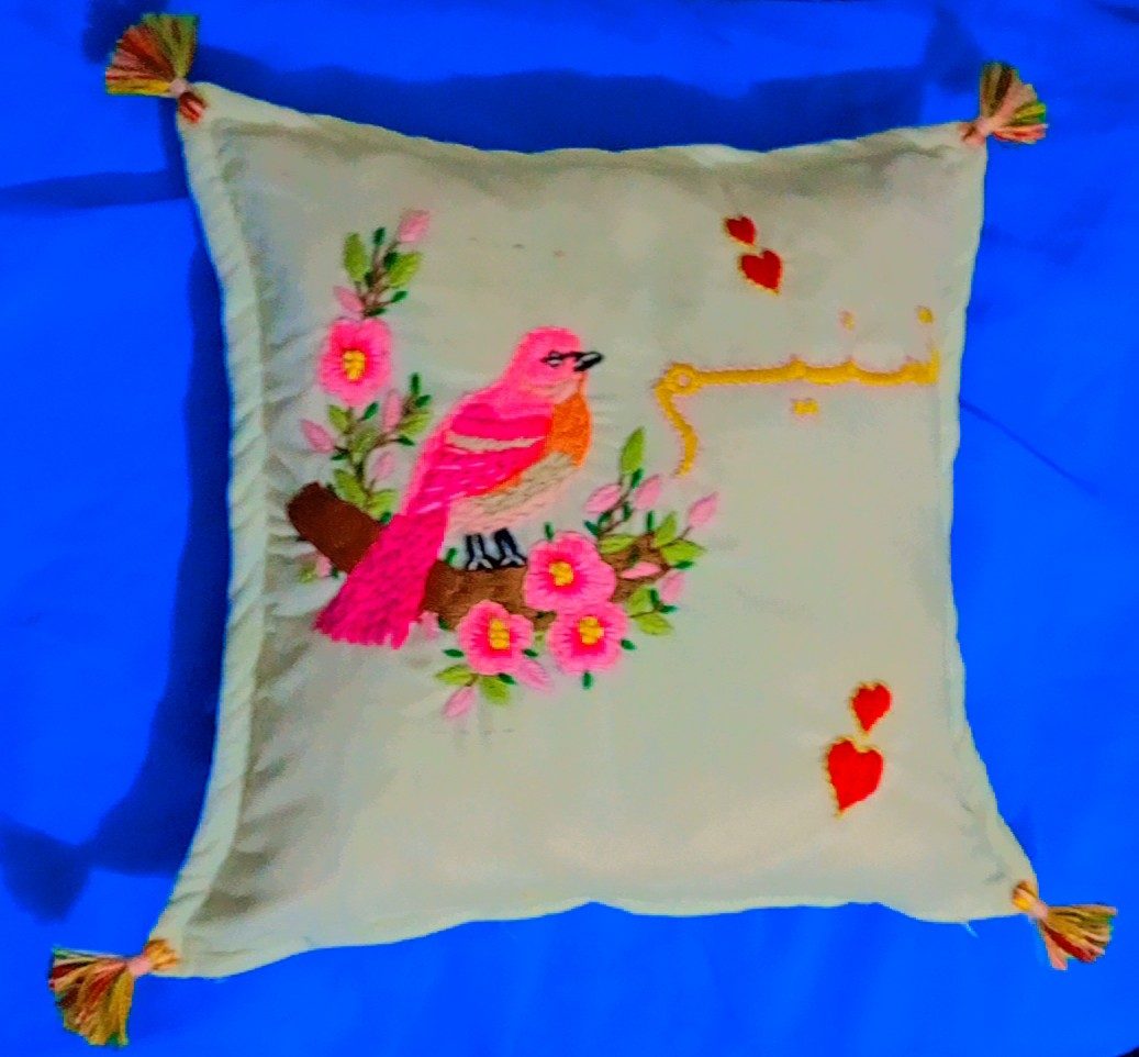 Coussin blanc brodé main d'un oiseau fleuri avec pompons