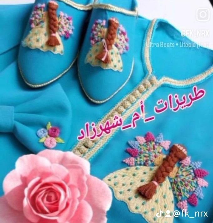 Ensemble turquoise brodé main avec babouches assorties