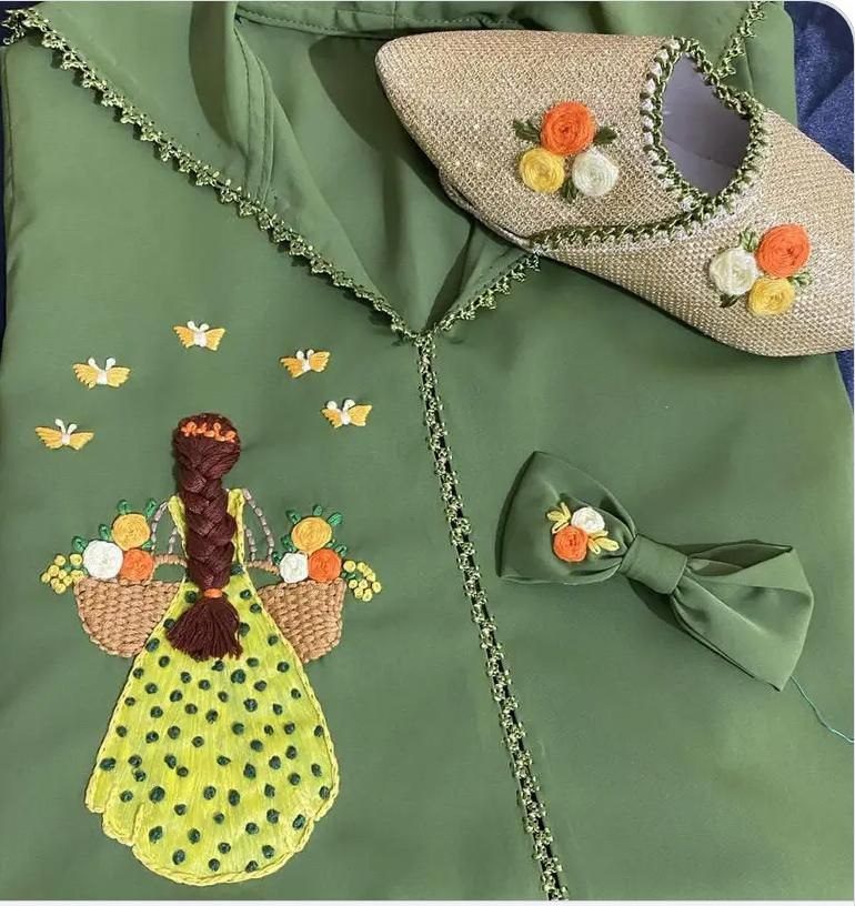 Caftan vert brodé main à motif floral avec babouche assortie