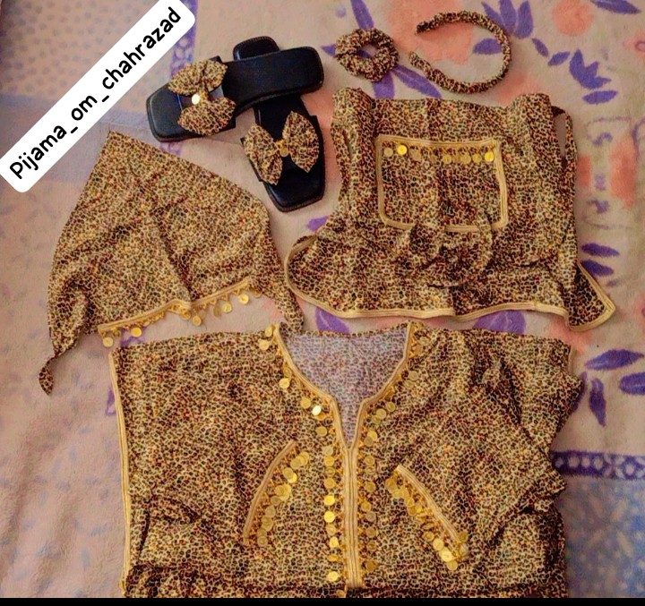 Ensemble marocain en tissu léopard doré avec accessoires assortis