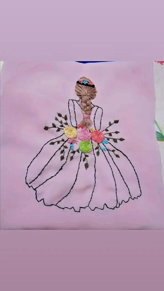 Broderie à la main d'une robe fleurie