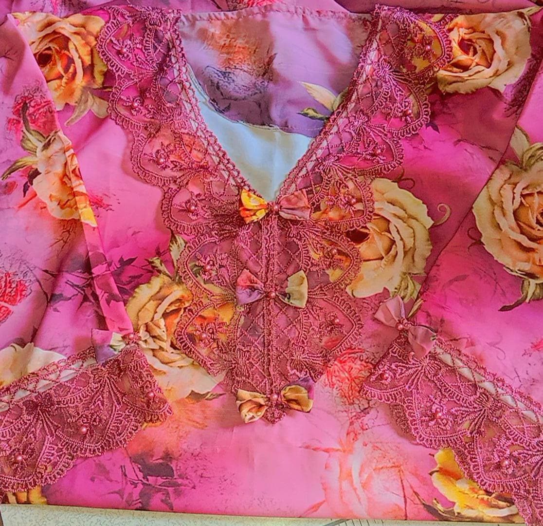 Encolure de tunique rose ornée de dentelle et noeuds perles