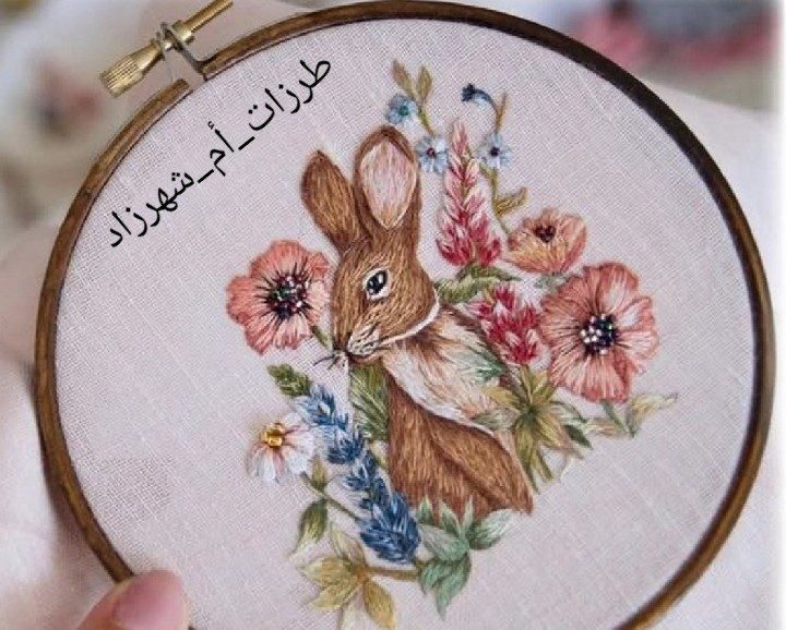 Broderie sur tambour à motif de lapin et fleurs