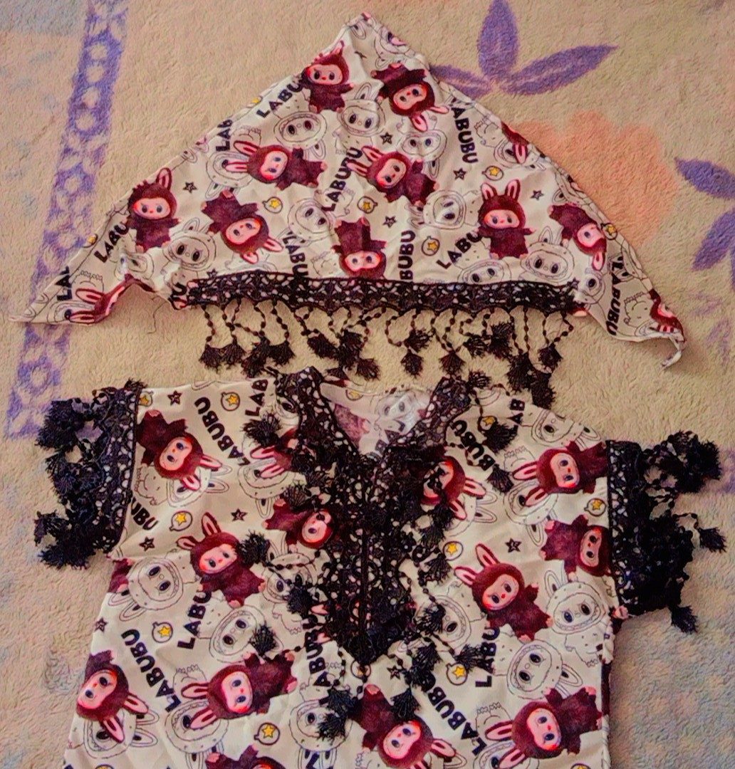 Ensemble deux pièces en tissu imprimé à passementerie noire
