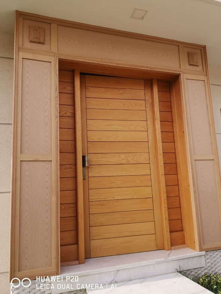 Porte d'entrée en bois de chêne à lames horizontales avec panneaux latéraux