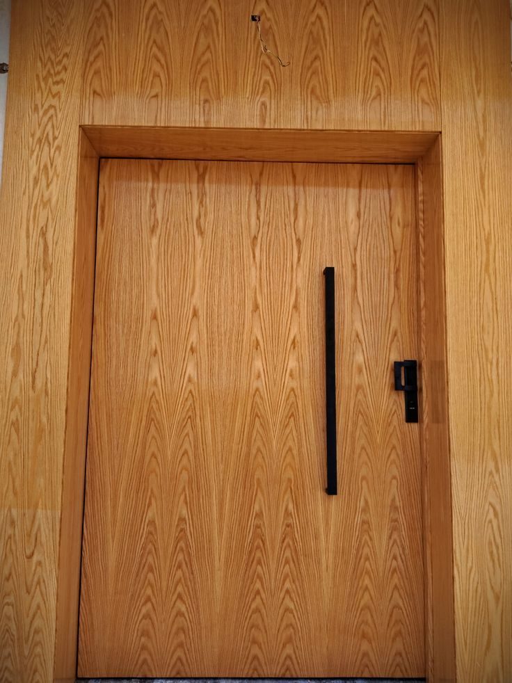 Porte intérieure en bois de chêne avec habillage mural assorti