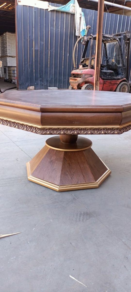 Grande table basse octogonale en noyer à socle hexagonal doré