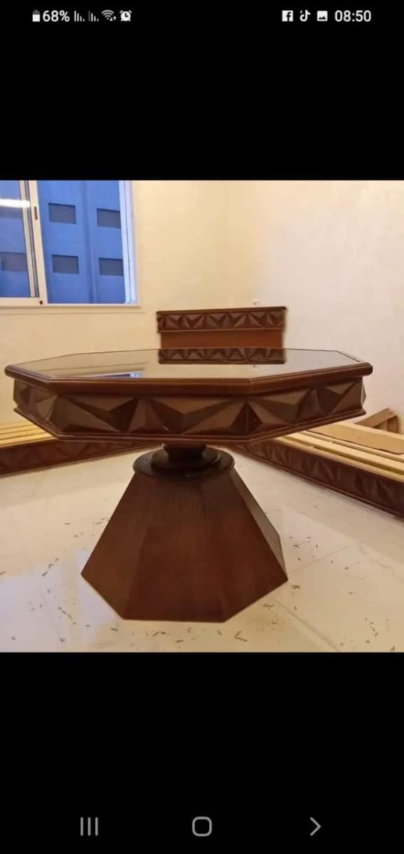 Table basse octogonale en noyer à facettes et plateau verre