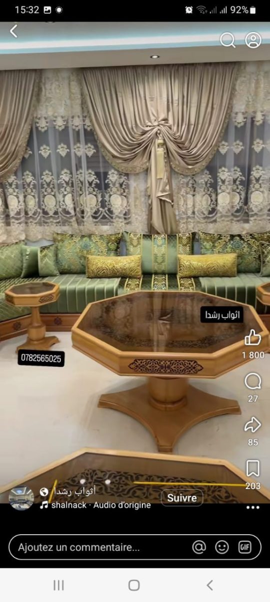 Salon marocain vert et or à lambrequin doré