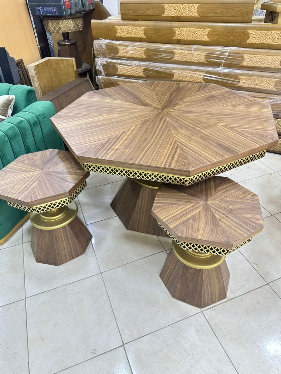 Tables basses octogonales en noyer à frise ajourée dorée