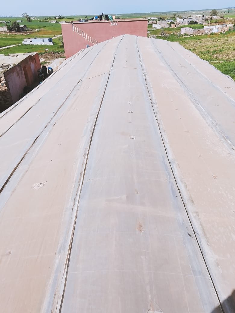 Toiture couverte de panneaux tendus beige, terminée
