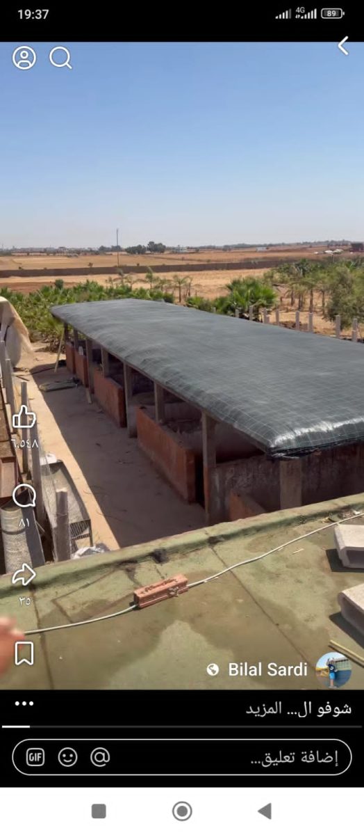 Abri agricole à toit d'ombrage