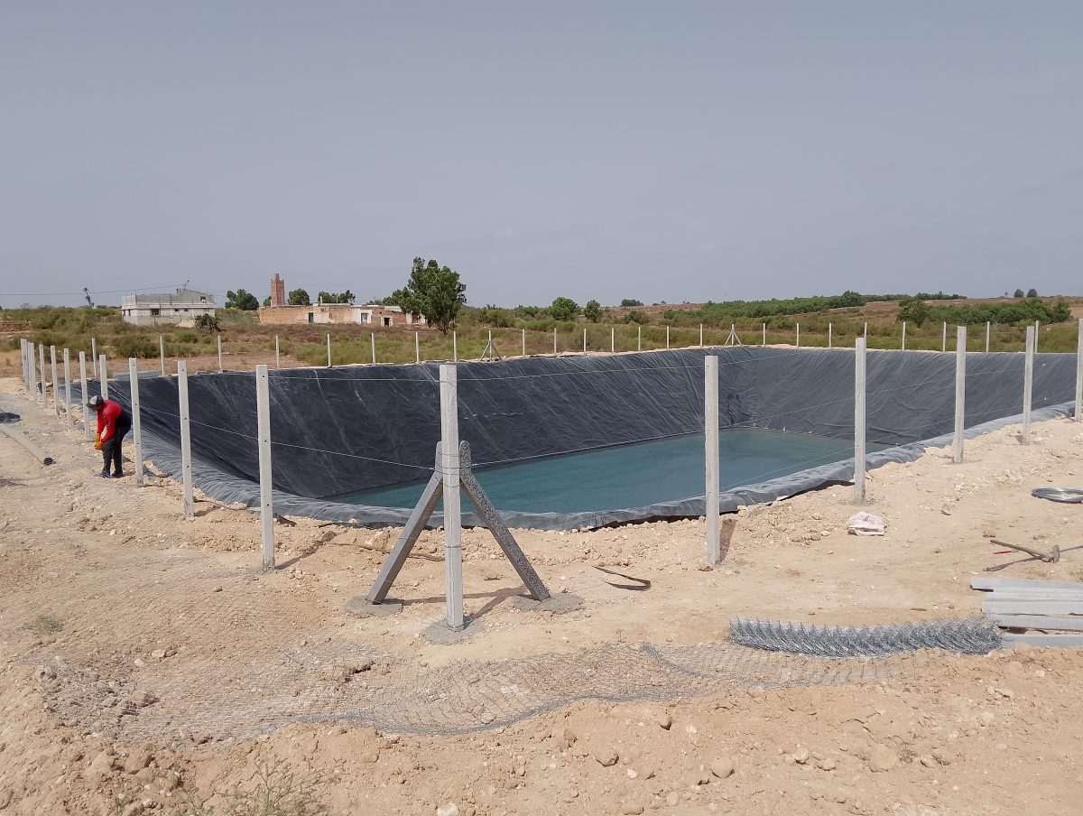 Bassin agricole à géomembrane et clôture