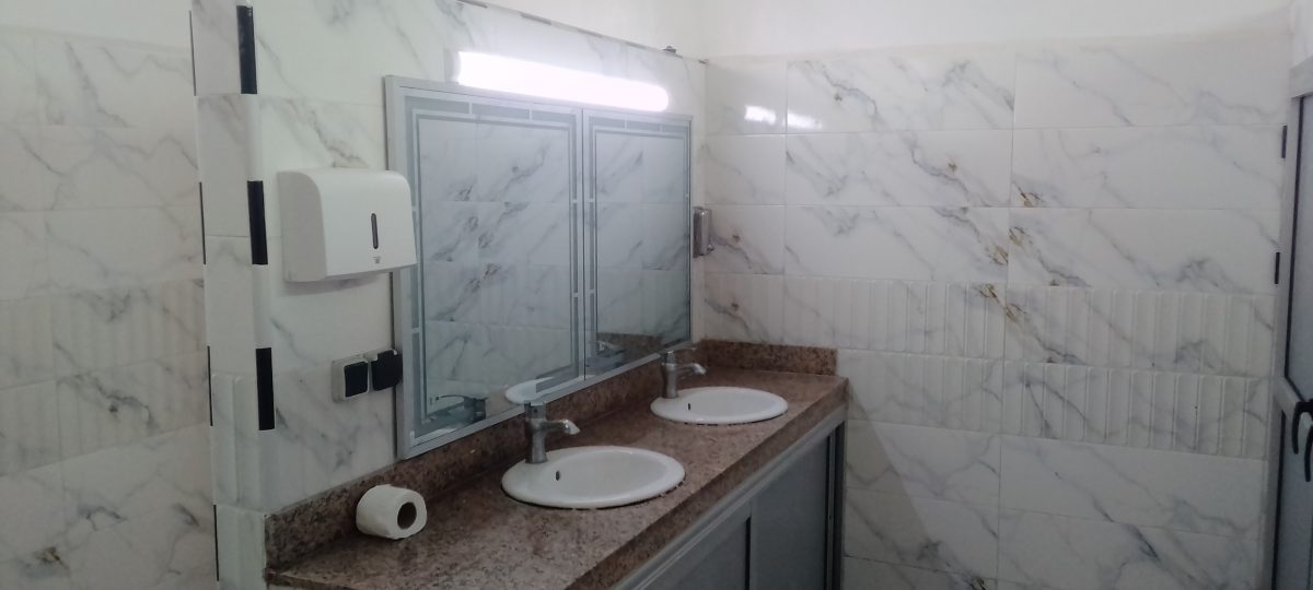 Salle de bains carrelée en faïence effet marbre avec double vasque