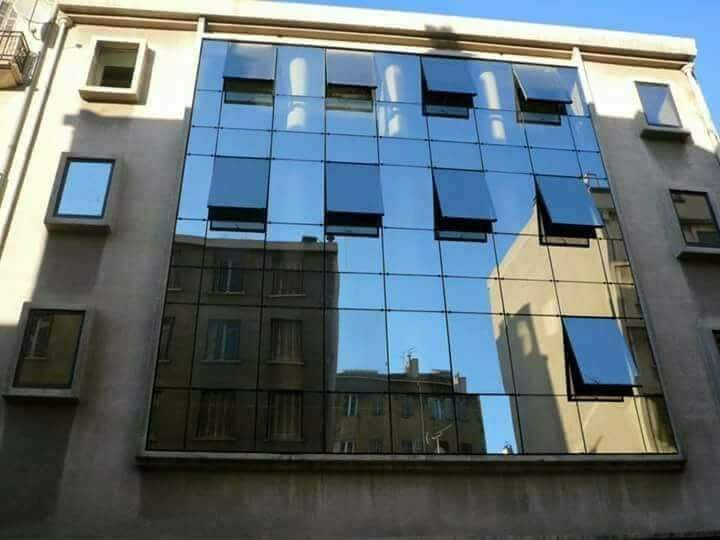 Façade rideau vitrée en verre miroir bleu à cadre aluminium