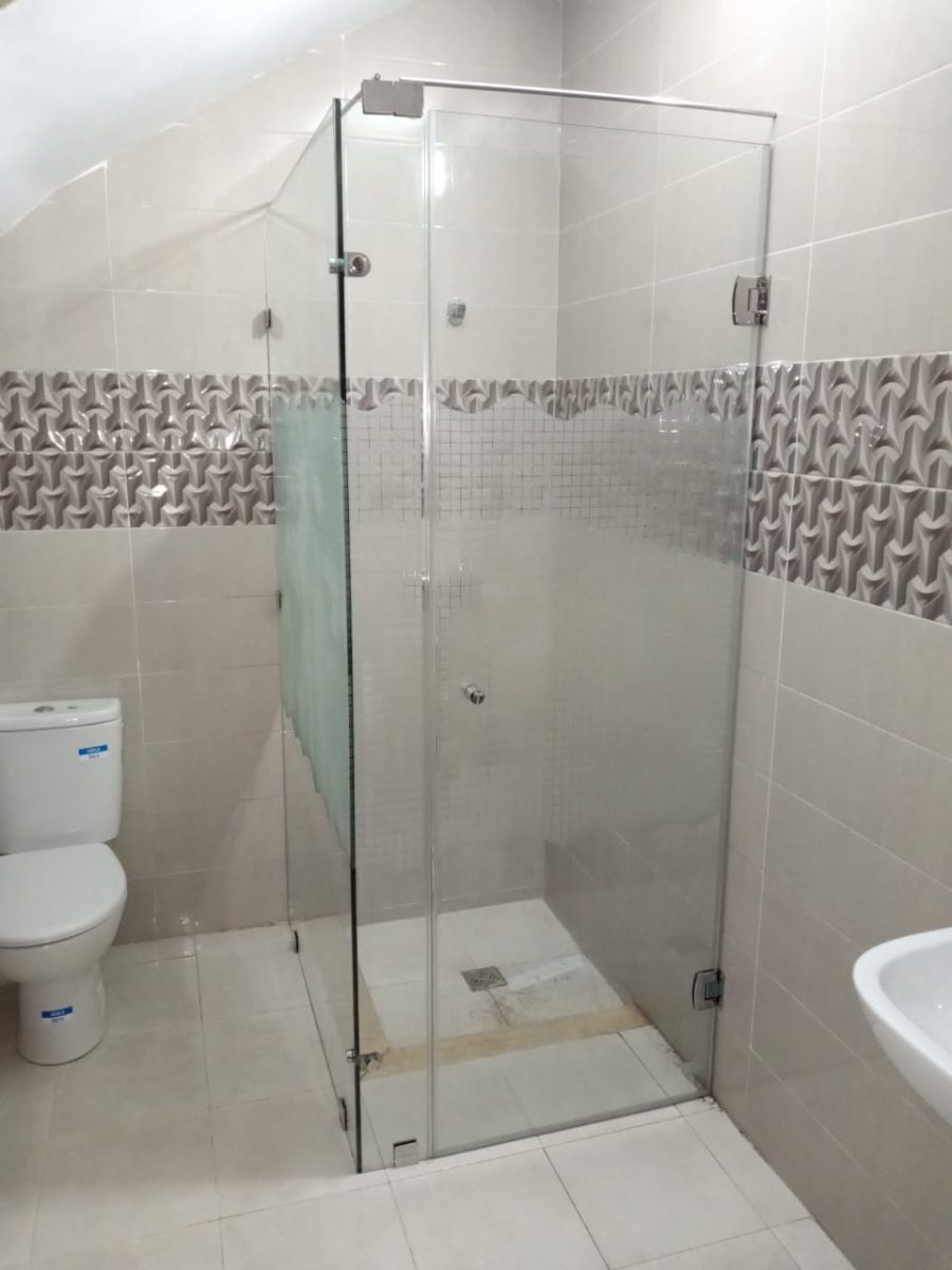 Cabine de douche d'angle en verre à profilés inox