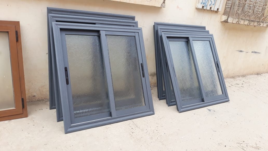 Fenêtres coulissantes en aluminium anthracite à vitrage dépoli