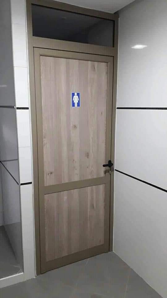 Porte de WC en aluminium imitation bois à imposte vitrée