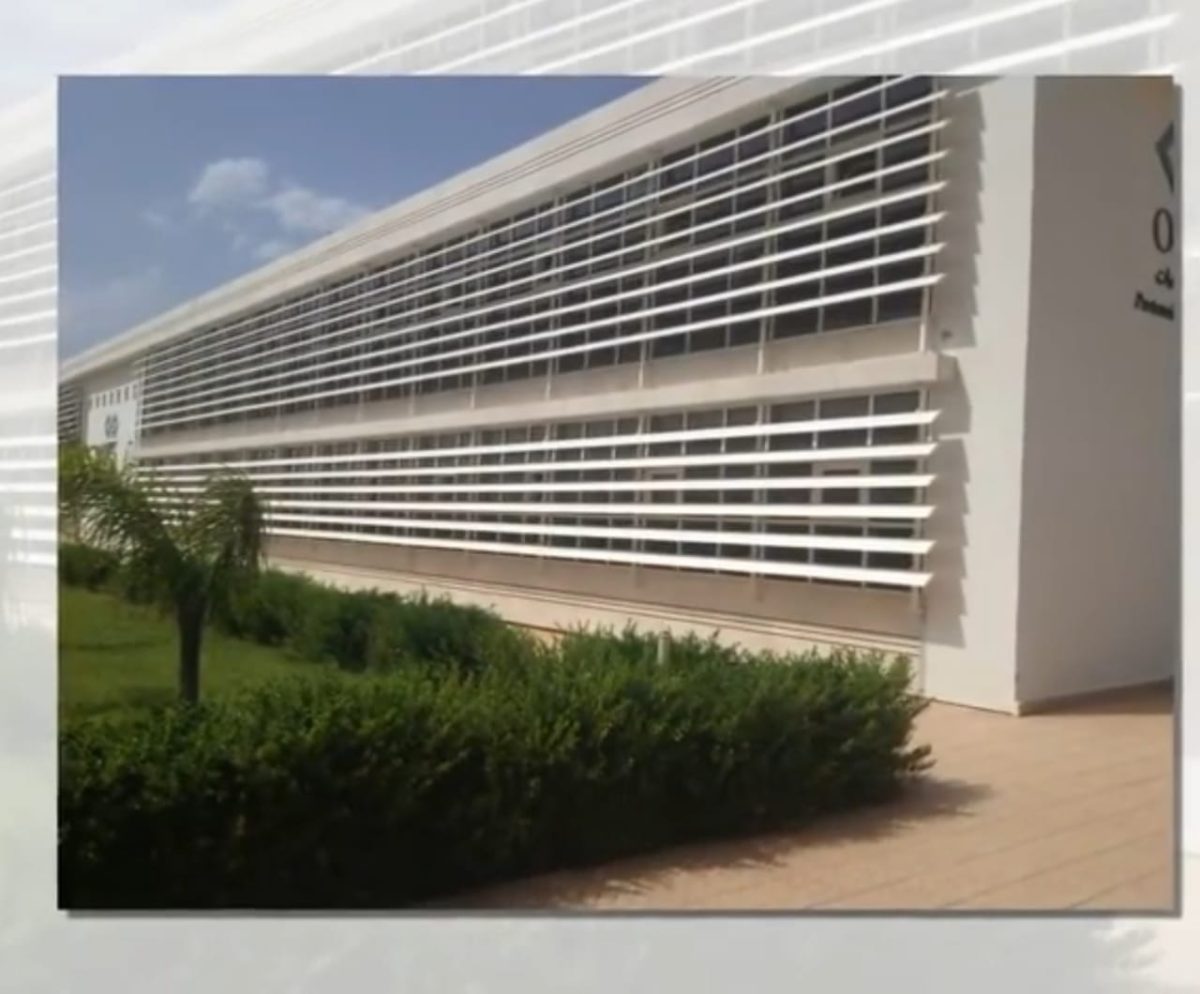 Façade à brise-soleil horizontaux en aluminium blanc