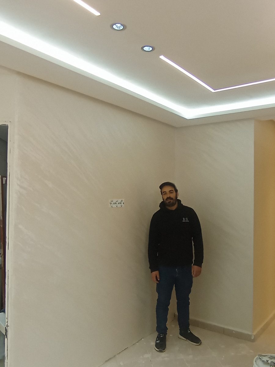 Pièce à faux plafond LED et murs en enduit décoratif nacré