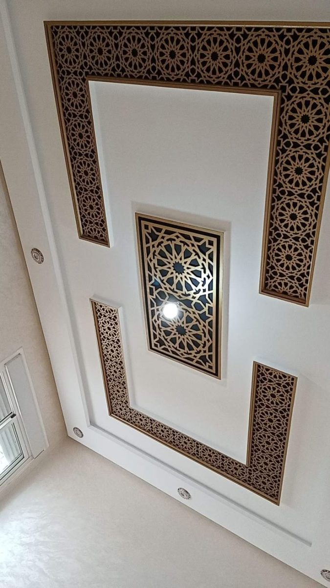 Plafond en bois sculpté à frises claustra dorées zellige