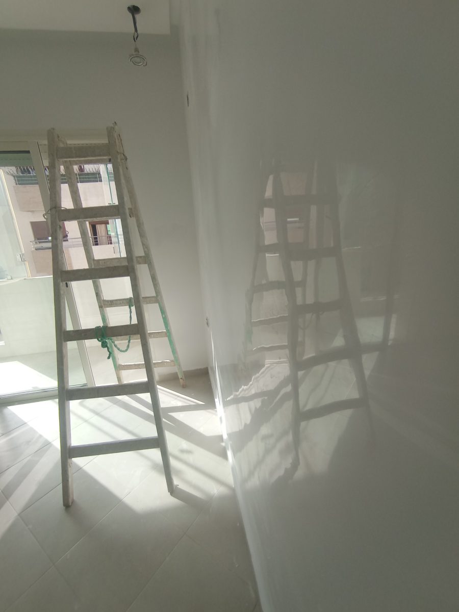 Escabeaux de peintre dans une pièce fraîchement peinte