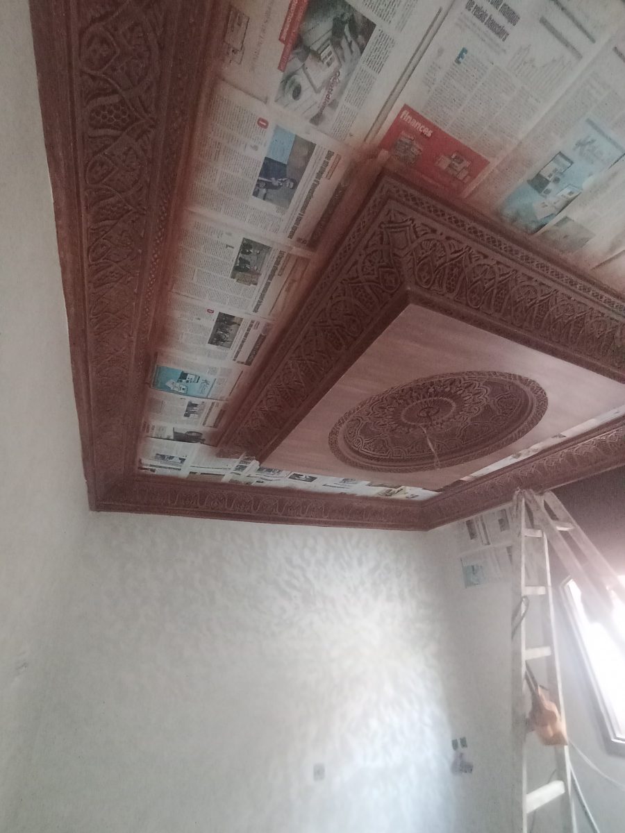 Plafond en bois sculpté à corniche ciselée et médaillon