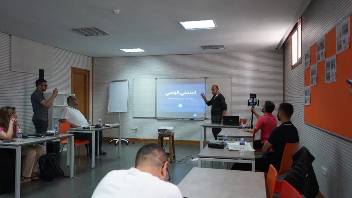 Cours en salle avec écran et participants