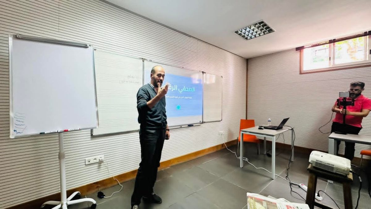 Séance de formation en salle avec projection