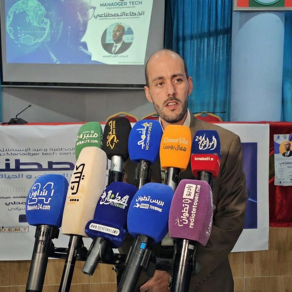 Intervenant animant une présentation en formation