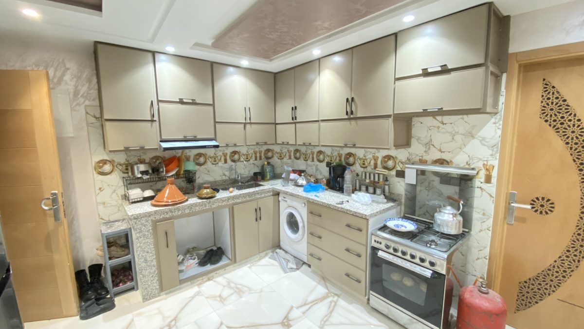 Cuisine équipée en aluminium taupe avec plan en granit