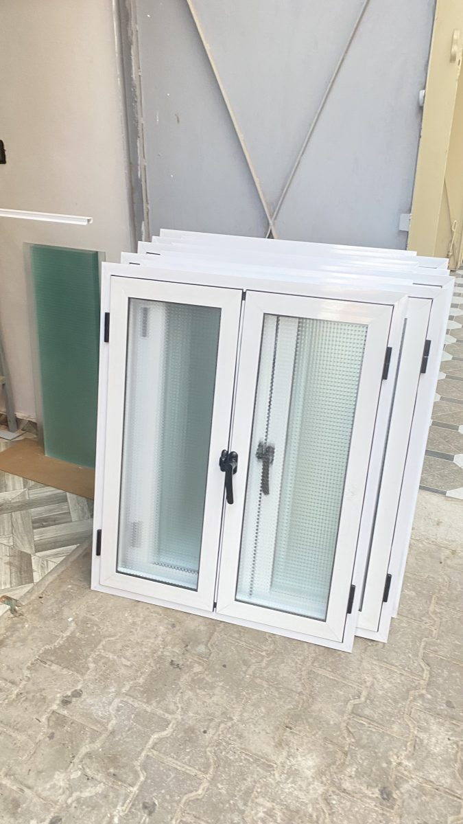 Fenêtre à deux battants en aluminium blanc avec verre texturé