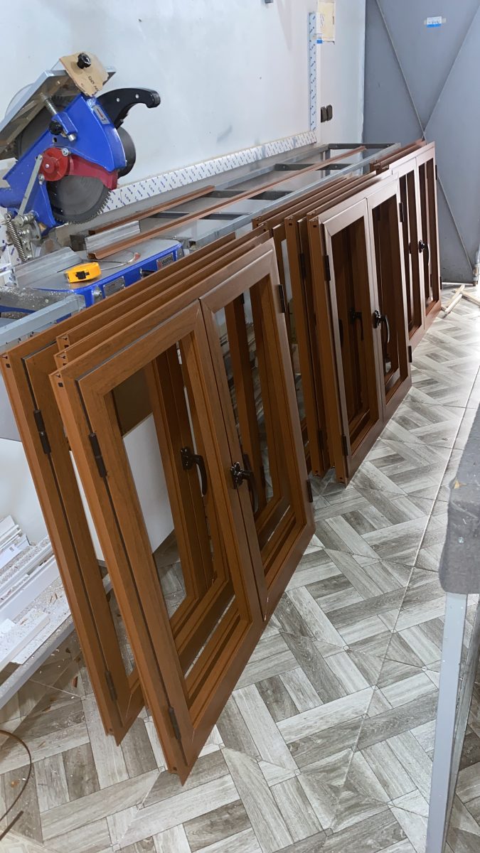 Fenêtres en aluminium imitation bois fabriquées en atelier