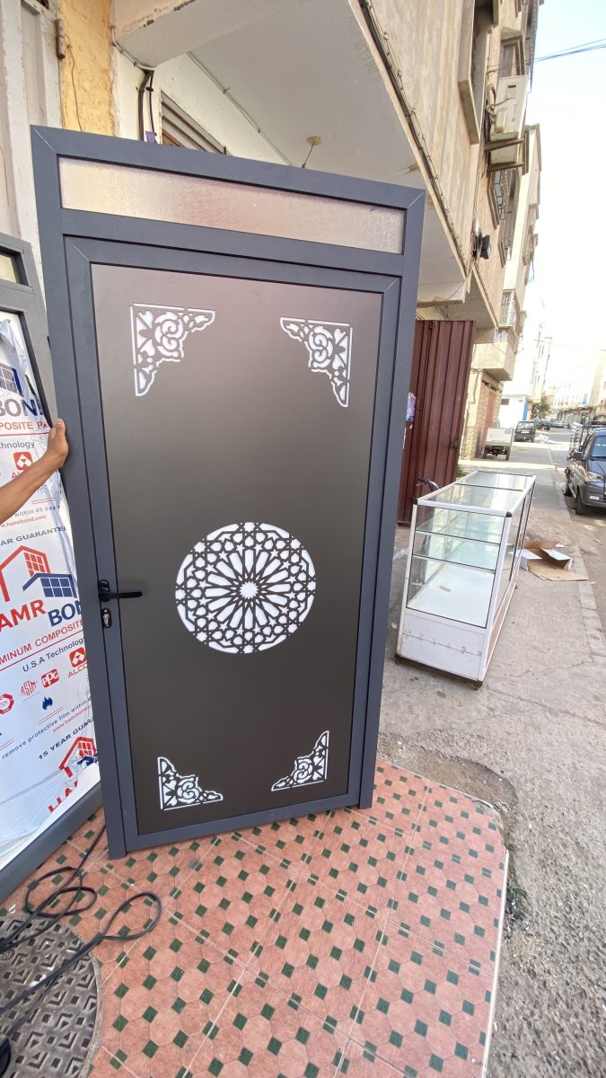 Porte en aluminium gris foncé à découpe laser rosace et motifs d'angle