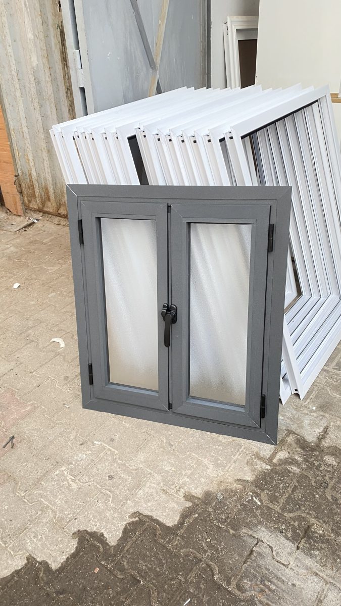 Fenêtre à deux battants en aluminium gris avec verre dépoli, série en atelier