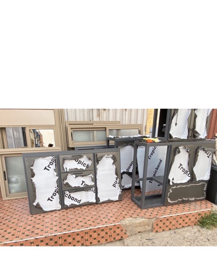Meubles de cuisine en composite gris et fenêtres alu, devant l'atelier