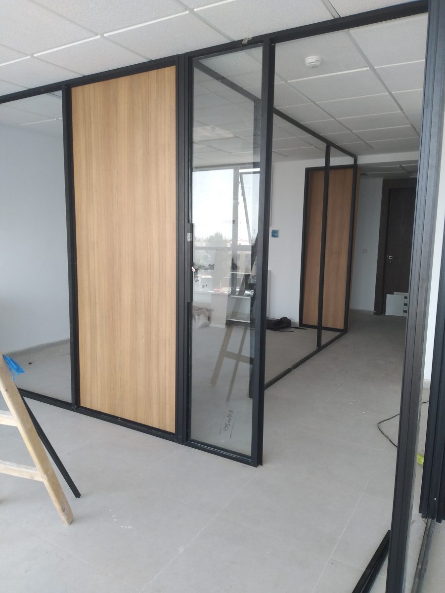 Cloisons de bureau vitrées à ossature aluminium noire et panneaux bois