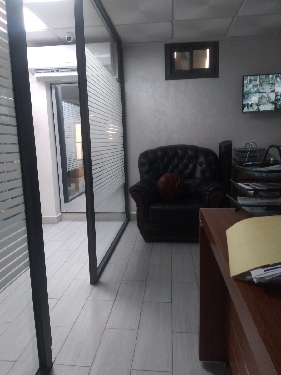 Bureau à cloison vitrée et film décoratif