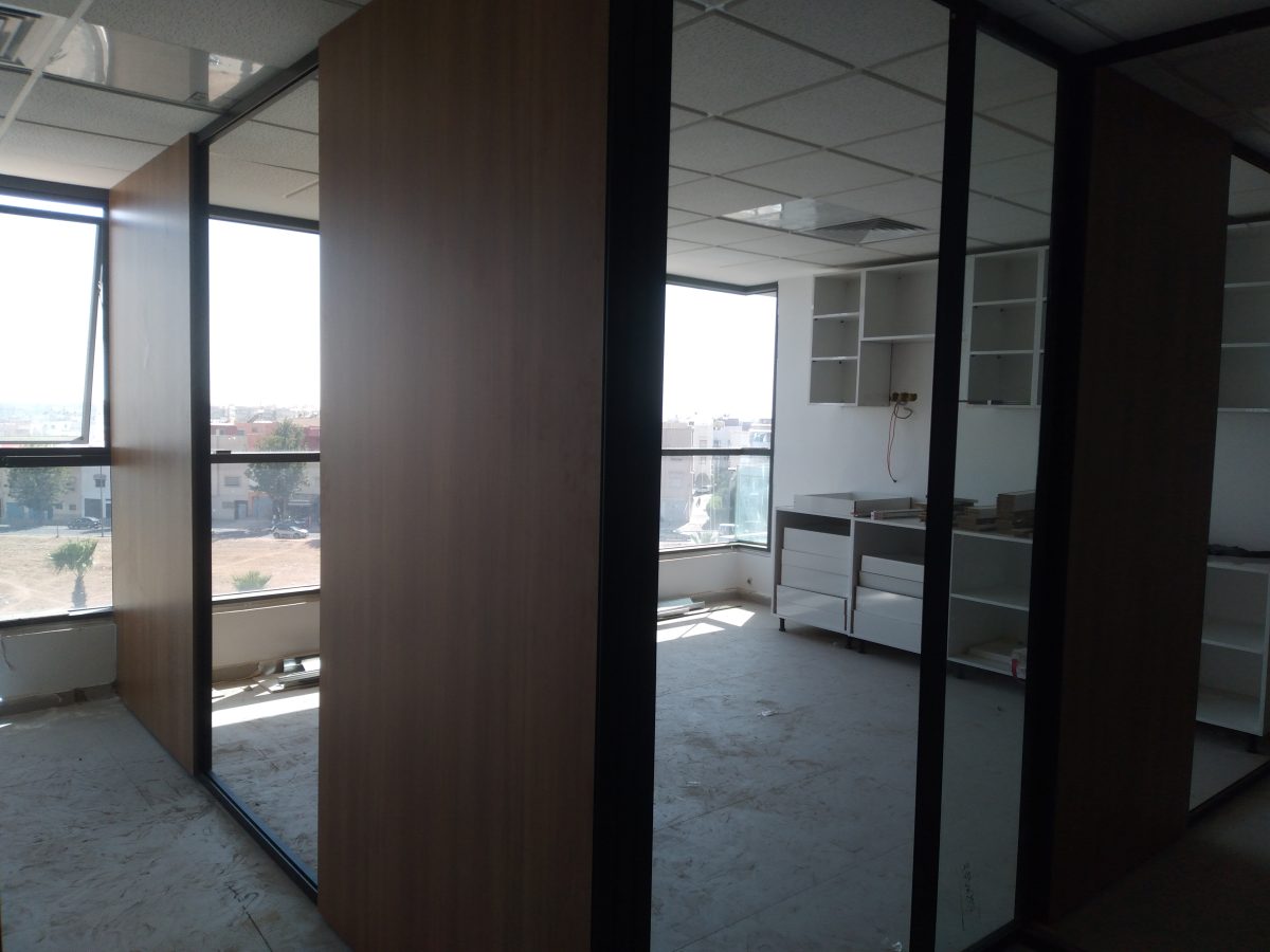 Bureaux vitrés à cadre noir et rangements