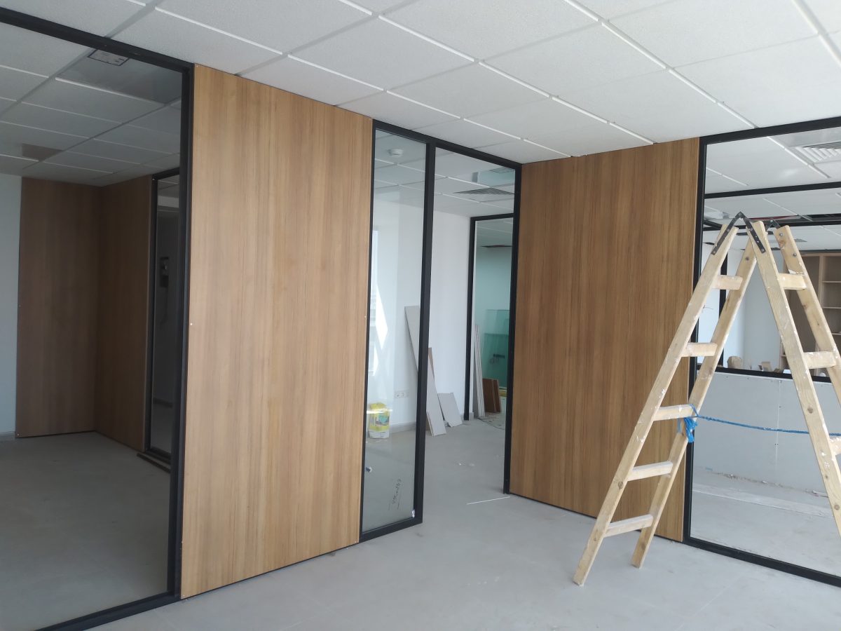 Cloisons vitrées de bureau à cadre noir et bois